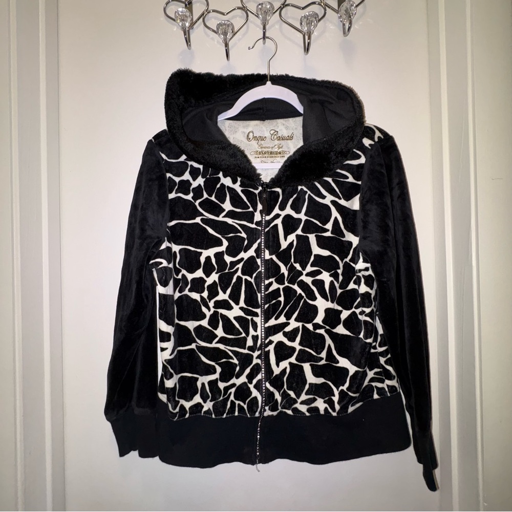 Onque Casuals Black and White Patterned Velour Sweater